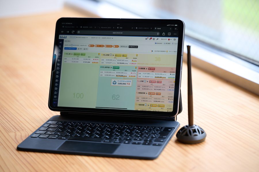 タブレットに表示されたクラウド会計ソフトの画面